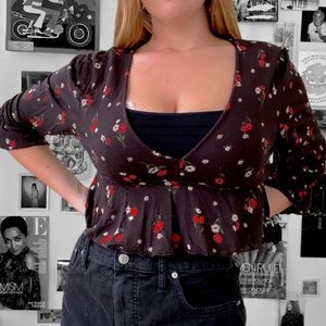 URBAN OUTFITTERS- Floral Crop Top🌹